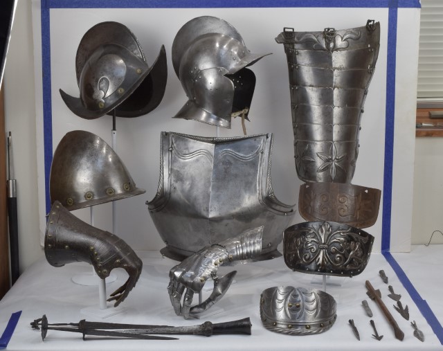 Possible arrangement of the armor in the 36x36x26.5 display case.